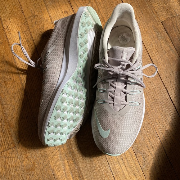 Women’s size 8.5 Nike shoes - Picture 3 of 4